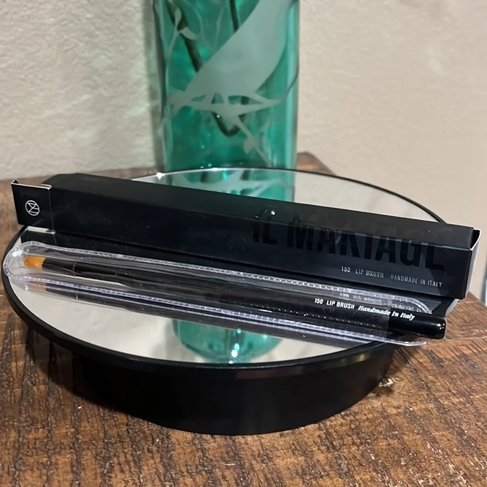 IL MAKIAGE Lip Brush 150 in Sleek Black, new!